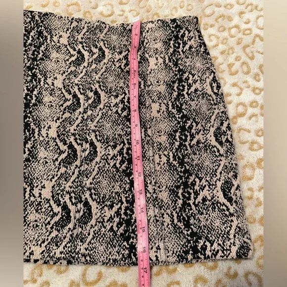 Free People Black and Cream Snake Print Mini Skirt
Size: 8 - Picture 7 of 10
